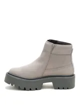 Bota corta Caterpillar modelo Colorado Max Chelsea, color gris, con plataforma dentada y cierre lateral metálico. Presenta logo grabado en el lateral y diseño de punta redonda.
