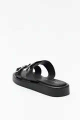 Sandalia tipo slide de plataforma, color marrón, con dos tiras anchas ajustables con hebillas metálicas doradas.