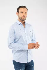 Camisa de manga larga con corte slim, color celeste con estampado de pequeños motivos y logo bordado en el pecho.