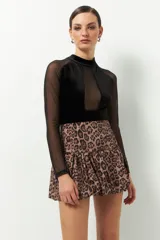 Minifalda balloon con estampado animal print.