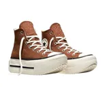 Championes Converse modelo Chuck Taylor All Star Lift Double Stack, de caña alta, color marrón con textura sutil. Presentan una plataforma doble de goma blanca con detalles de líneas negras, puntera de goma y cordones blancos.