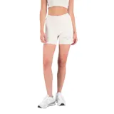 Calza corta color crema con cintura alta y logo de New Balance estampado en azul en la pierna izquierda.