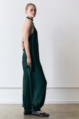 Pantalón bombacho verde oscuro de tiro medio con cintura elástica y bajo acabado en puño elástico.