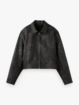 Campera de cuero sintético efecto gamuzado, color negro, con cuello camisero y cierre frontal metálico.