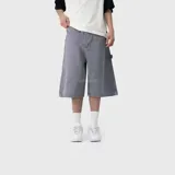 Bermuda baggy de denim color gris, de corte holgado y estilo urbano, con bolsillos laterales tipo cargo y detalle de bordado de la marca en el bolsillo trasero.