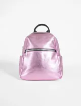 Mochila pequeña color rosa metalizado, con asa de mano superior y tirantes ajustables. Cuenta con dos bolsillos laterales y dos compartimentos con cierre de cremallera.