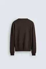 Jersey de punto ligero con corte regular fit, cuello redondo y manga larga. Presenta acabados en rib en puños, cuello y ruedo.
