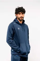 Campera deportiva con capucha Umbro modelo Training Core, de color azul marino, con cierre frontal completo, bolsillos tipo canguro y logo de la marca estampado en el pecho.