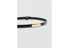 Cinturón fino de cuero sintético en color negro, con hebilla metálica rectangular de diseño minimalista en tono dorado.