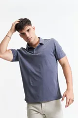 Remera polo azul con logo estampado en el pecho, corte regular y cuello clásico.