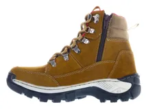 Botas de estilo montañista Miss Carol, color beige, con cordones bicolores, cuello acolchado y suela de goma dentada con relieve.