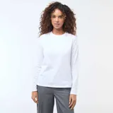Remera de manga larga con cuello redondo, confeccionada en algodón de color blanco, con un corte estándar y diseño liso.