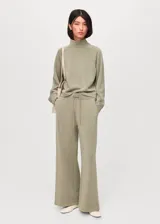 Pantalón de pierna ancha color verde militar, confeccionado en tejido de modal, poliéster y elastano, con cintura elástica con cordón ajustable y bolsillos laterales.