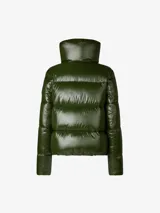 Campera puffer corta color borgoña, de nylon lacado con relleno sintético. Tiene cuello alto, cierre bidireccional, tiradores de cremallera personalizados y logo redondo de goma en la manga.