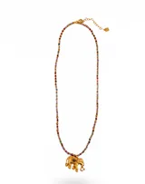 Collar de piedras naturales multicolor con dije de elefante en tono dorado. Cuenta con cadena de extensión y cierre de mosquetón.