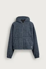 Sobrecamisa tipo cazadora cropped fit con capucha, confeccionada en tejido texturado a cuadros en tonos grises y azulados. Cuenta con cierre frontal de cremallera, mangas largas con puños elásticos y bolsillos frontales tipo canguro.