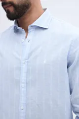 Camisa de manga larga con diseño de rayas verticales, confeccionada en mezcla de lino y algodón, con cuello camisero y cierre frontal de botones.