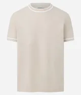 Remera regular de manga corta y cuello redondo color negro, con diseño texturizado y detalles de rayas contrastantes en cuello y puños.