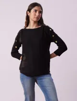 Buzo negro tejido en hilado fino, marca Cable & Gauge. Escote redondo con calados. Manga ¾, modelo dolman. Mangas con aplique de botones.