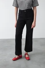 Pantalón de corte recto y tiro alto, color bordó, con costuras verticales frontales y bolsillos laterales.