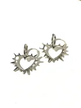Par de aros colgantes plateados con forma de corazón y pinchos.