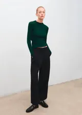 Jersey de punto en canalé, color verde oscuro, con cuello perkins, diseño entallado y manga larga.