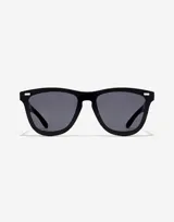 Lentes de sol Hawkers modelo ONE VENM RAW, de la colección Paula Echevarría. Montura cuadrada negra con lentes grises.