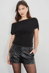 Short de cuero marrón con acabado desgastado, tiro bajo, presillas para cinto y bolsillos delanteros.