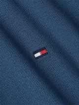 Chomba azul de corte slim fit, con cuello polo, tapeta de dos botones y logo de la marca bordado en el pecho.