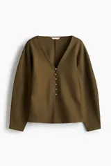 Saco de punto grueso color verde militar con cuello en V, hombros caídos, mangas largas y cierre frontal de botones metálicos.