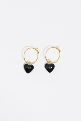 Par de aros tipo argolla dorada con dije colgante en forma de corazón negro de resina.