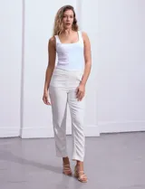 Pantalón de crepe color blanco, marca Zac & Rachel, con bolsillos inclinados delanteros y bolsillos ojal traseros.