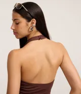 Top de color marrón oscuro con cuello halter y corte peplum ajustado a la cintura.