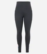 Calza deportiva gris con cintura alta, bolsillos laterales y bloques de color rosa y azul en los tobillos.