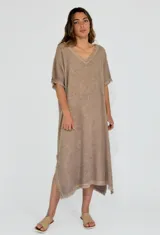 Vestido midi color beige, de corte suelto, con escote en V y mangas cortas con detalle de flecos.