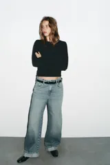 Camiseta de manga larga con cuello redondo y corte ajustado, confeccionada en tejido de mezcla de algodón suave.