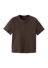 Camiseta de manga corta y cuello redondo, de corte recto y color marrón oscuro.