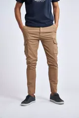 Pantalón cargo color beige de corte slim, con bolsillos laterales tipo cargo y logo bordado.