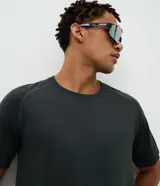 Remera deportiva de manga corta marca Get Over, confeccionada en poliamida con tecnología seamless de tejido texturizado. Presenta cuello redondo y diseño de corte regular con mangas raglán.