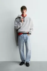 Sudadera de algodón gris jaspeado, corte regular, con cuello redondo y puños y bajo acanalados.