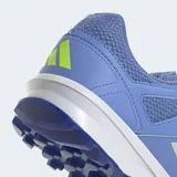 Championes de hockey Adidas Fabela Rise, color azul con las icónicas tres tiras en tono más claro. Presentan un diseño de malla transpirable con refuerzos sintéticos, mediasuela de EVA para amortiguación y suela Traxion con tapones para un agarre superior en la cancha.