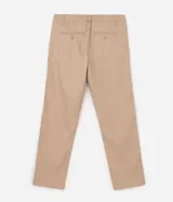 Pantalón de sastrería color gris claro, de corte recto y diseño clásico, con bolsillos laterales y trabillas para cinturón.