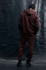 Campera deportiva de tejido funcional con efecto neopreno, con capucha, cierre frontal y bolsillos laterales con cierre. Presenta mangas raglán y terminaciones elásticas en puños y bajo.