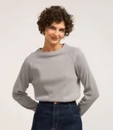 Blusa gris de corte slim, con textura acanalada y efecto felpado. Tiene cuello redondo y mangas largas con sisa raglán.