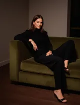 Pantalón palazzo negro de tiro alto, con plisado vertical y pretina elastizada.