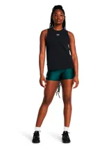 Musculosa deportiva Under Armour de corte holgado, color negro, con cuello redondo acanalado y sisas amplias. Presenta el logo de la marca estampado en el centro del pecho.