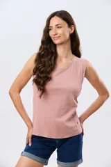 Musculosa de algodón color beige, de corte clásico con cuello redondo y diseño liso.