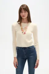 Sweater de punto con diseño de ochos, cuello redondo a la base y mangas largas, con un ajuste al cuerpo.