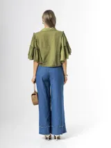 Pantalón wide leg de denim azul, con cintura elástica y apliques de flores grandes en tela vaquera en las piernas.