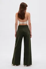 Pantalón jean blanco de corte ancho, tiro alto y diseño liso.